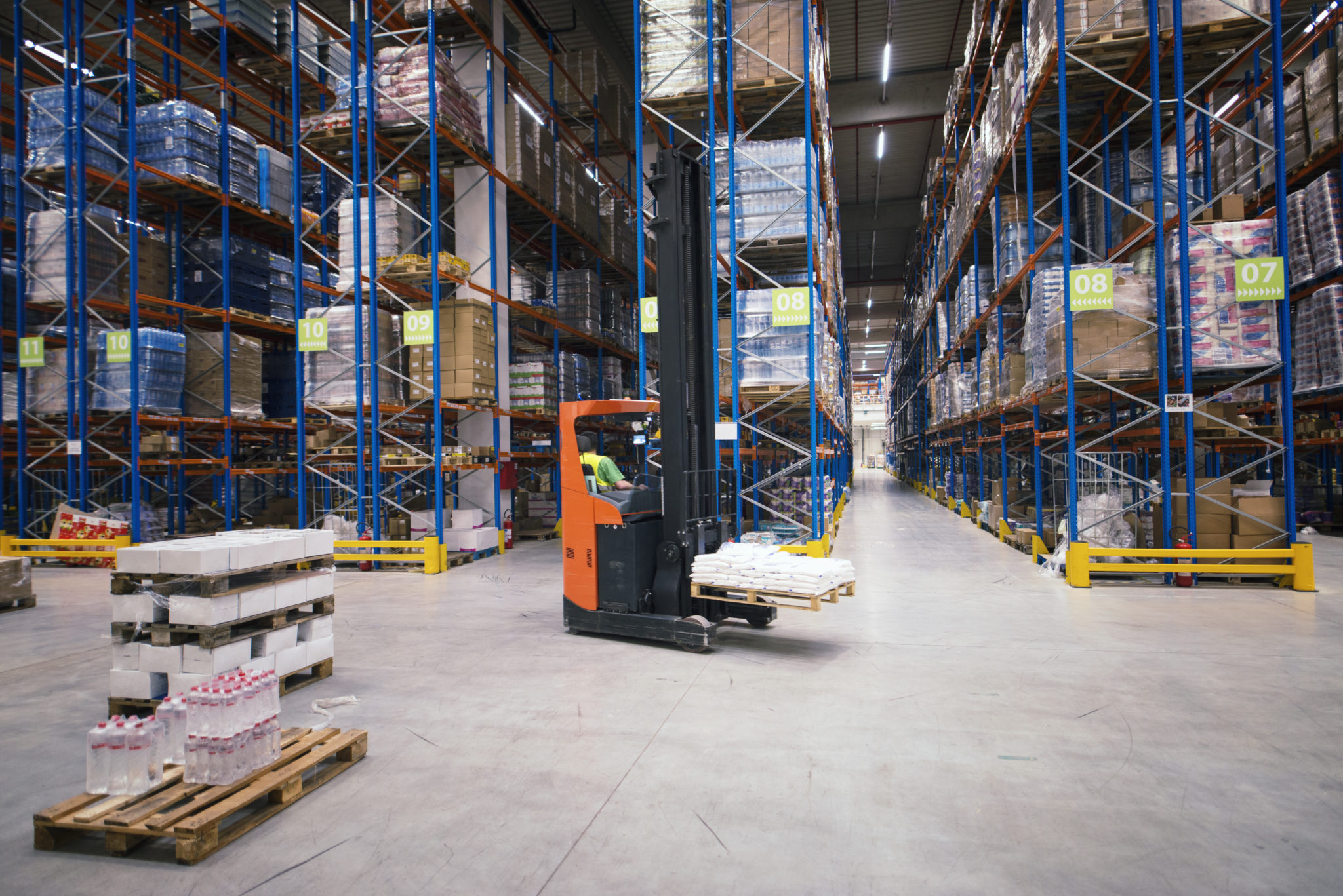 industrial-building-large-warehouse-interior-with-forklift-and-palette-with-goods-and-shelves - NEXTENSIA industrial-building-large-warehouse-interior-with-forklift-and-palette-with-goods-and-shelves
