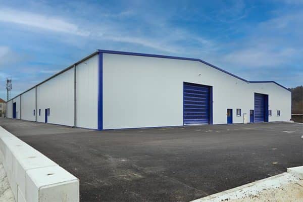 Bâtiment-industriel métallique blanc et bleu