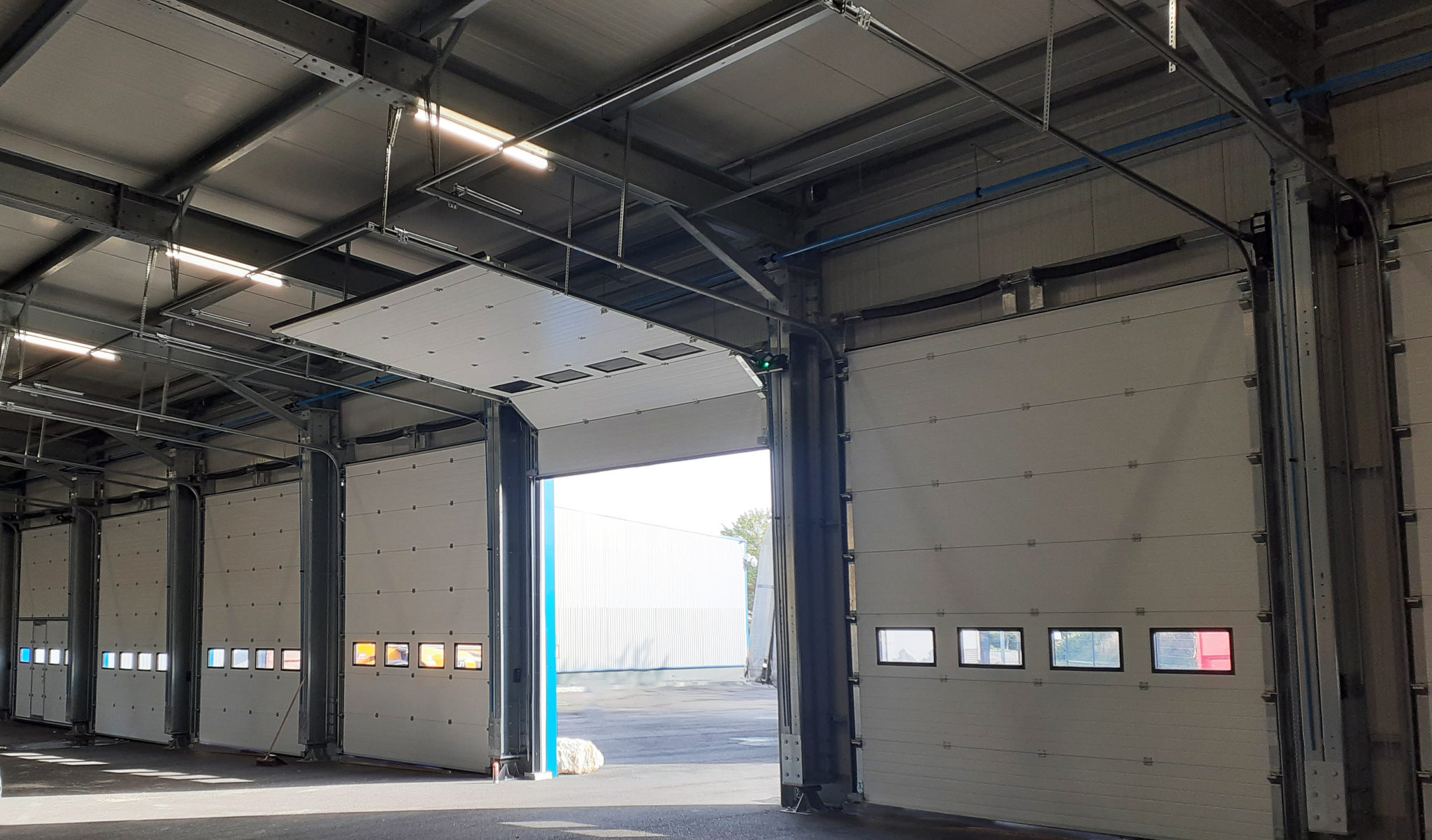 Bâtiment logistique démontable en acier NEXTENSIA portes roulantes - NEXTENSIA Bâtiment logistique démontable en acier NEXTENSIA portes roulantes