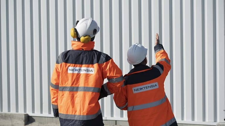ouvriers NEXTENSIA construisant un bâtiment industriel avec charpente métallique - NEXTENSIA ouvriers NEXTENSIA construisant un bâtiment industriel avec charpente métallique